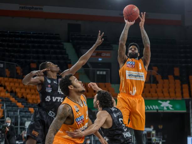 背景下诞生 背景下诞生